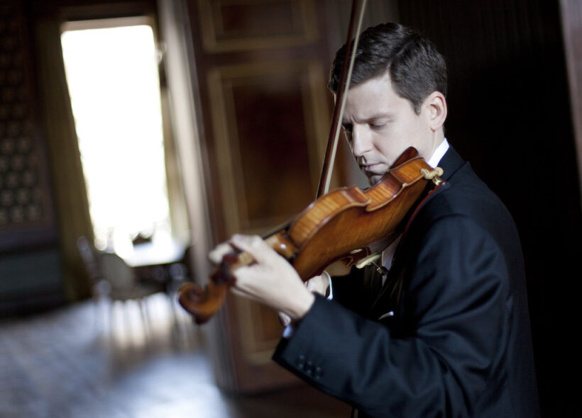 Violinist James Ehnes wears a suit and plays a violin